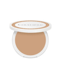 Compact  of  Couvrance  Compact  Cream  Color  Sand  by  Avène,  a  foundation  indicated  for  correcting  imperfections  in  dry  skin.