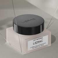 a  creamy  cream  indicated  for  firming  and  smoothing  wrinkles.