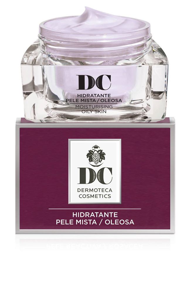 cnp_6847830 Bottle of DC Anti-Wrinkle Lifting Emulsion Combination Oily Skin by DC, an emulsion indicated for lifting and hydration.