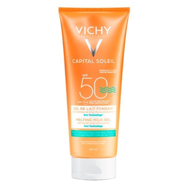 vichycapitalsoleilfps50leitewetskin Bottle of Vichy Capital Soleil Melting Milk-Gel by Vichy, a milk-gel indicated for high sun protection on wet skin for face and body.