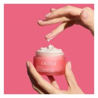 a  moisturizing  cream  indicated  for  deep  hydration  of  dry  skin.
