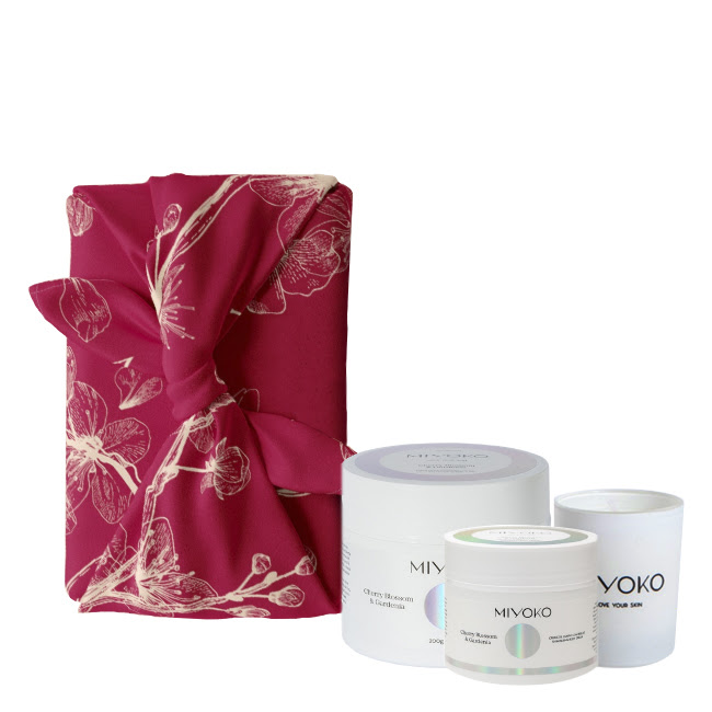 MiyokoCherryBlossomGardeniaSetExfoliantCreamCandle Miyoko Cherry Blossom & Gardenia Cofre Exfoliante + Crema + Vela - Image 1