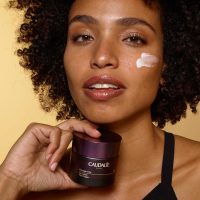a creamy texture indicated for global anti-aging and skin hydration.