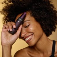 a  fluid  serum  indicated  for  intense  hydration  and  tensing  effect.