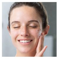 a  cleansing  gel  indicated  for  moisturizing  and  purifying  sensitive  skin.