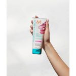 a  coloring  mask  indicated  for  luminous  color  and  hair  restoration.