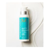a  styling  cream  indicated  for  activating  and  defining  wavy  and  curly  hair.