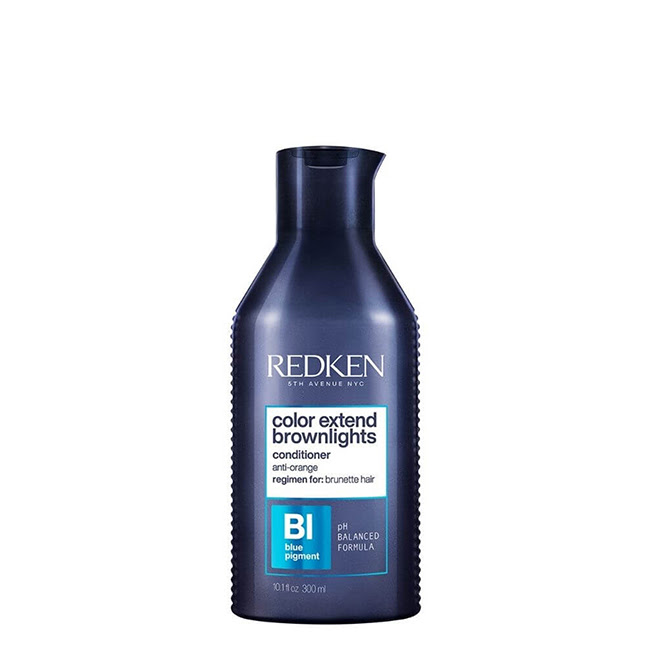 RedkenColorExtendBrownlightsBlueToningConditioner300ml Bottle of Redken Color Extend Brownlights Blue Toning Conditioner by Redken, a conditioner indicated for neutralizing warm tones.