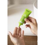 a moisturizing cream indicated for acne-prone skin repair.