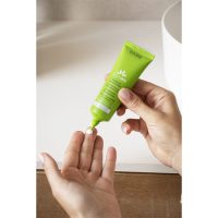 a  moisturizing  cream  indicated  for  acne-prone  skin  repair.