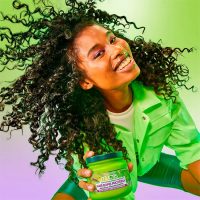 a  hair  mask  indicated  for  moisturizing  and  defining  curls.