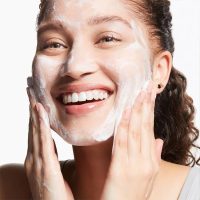 a cleansing foam indicated for purifying pores and removing makeup.
