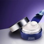 a  smooth  mask  indicated  for  revitalizing  and  softening  facial  skin.