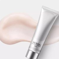 a creamy mask indicated for soothing and intensely moisturizing facial skin.