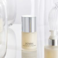 a  silky  essence  indicated  for  firming  the  neck  and  bust.