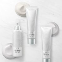 an  emulsion  indicated  for  purifying  dry  and  very  dry  skin.
