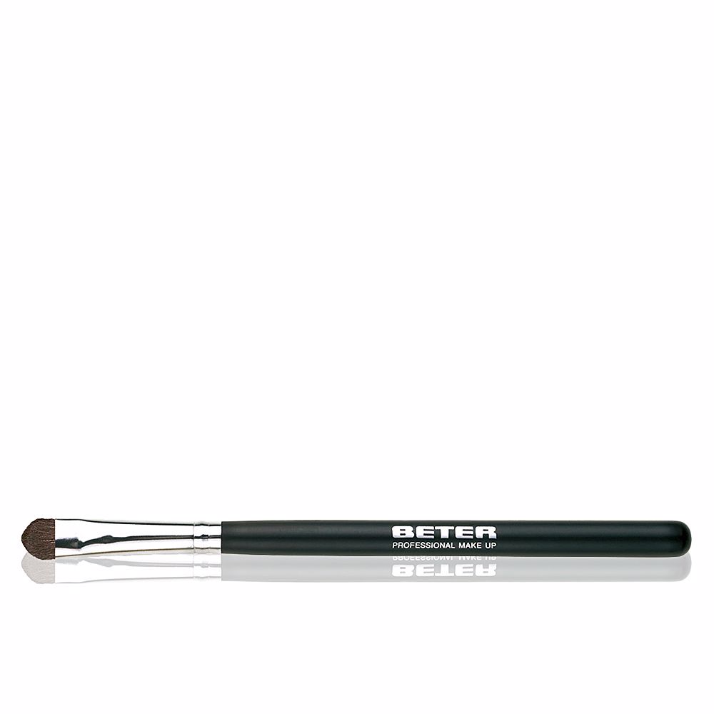 BeterProfessionalEyeshadowBlendingBrush16cm Beter Professional Eyeshadow Blending Brush 16cm - Image 1