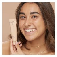 a  color  cream  indicated  for  evening  the  complexion  and  enhancing  radiance.