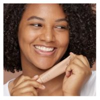 a color cream indicated for evening the complexion and enhancing radiance.