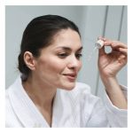 Intense Night Serum, a moisturizing serum indicated for fighting visible signs of aging.