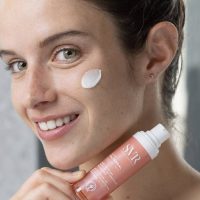 a balm indicated for moisturizing and reducing eyelid irritation.