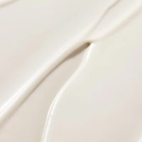 a fresh eye cream indicated for reducing puffiness and dark circles.