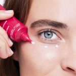 a light cream indicated for reducing dark circles and eye wrinkles.