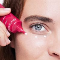 a  light  cream  indicated  for  reducing  dark  circles  and  eye  wrinkles.