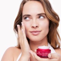 a  velvety  cream  indicated  for  firming  and  skin  radiance.