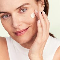a  night  cream  indicated  for  skin  repair  and  firmness.