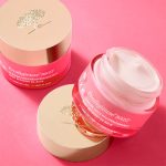 an oil-balm indicated for moisturizing and repairing damage overnight.
