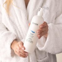 a  shampoo  indicated  for  moisturizing  and  protecting  hair  fiber.
