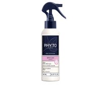 Spray  of  Wake  Up  Curls  Spray  by  Phyto,  a  revitalizing  spray  indicated  for  redefining  the  natural  shape  of  waves  and  curls.