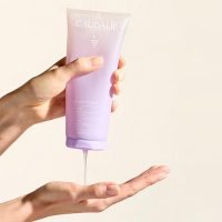 a  soap-free  gel  indicated  for  gently  cleansing  the  body.