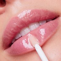 a balm-like serum indicated for lip hydration and volume.