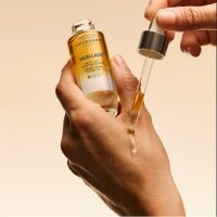 an  oil  indicated  for  restoring  firmness  and  radiance.